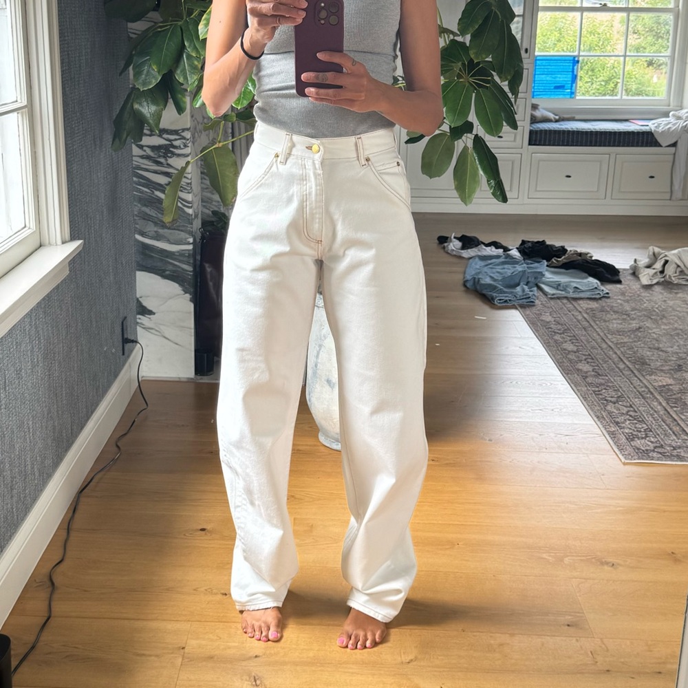 Darkpark white barrel leg Jean, size 25 runs big, worn once, as pictured